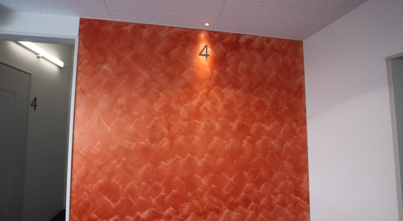 写真: 塗りムラ・不均一な模様を活かしたデザイン例【日本ペイントホールディングスグループ　技術研究棟】